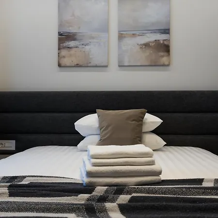 Met4l Apartment *