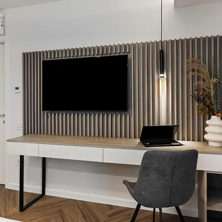 Met4l Apartment *